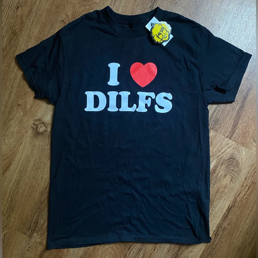 NWT Black Danny Duncan “I HEART DILFS” T-Shirt with Graphic Adult Small